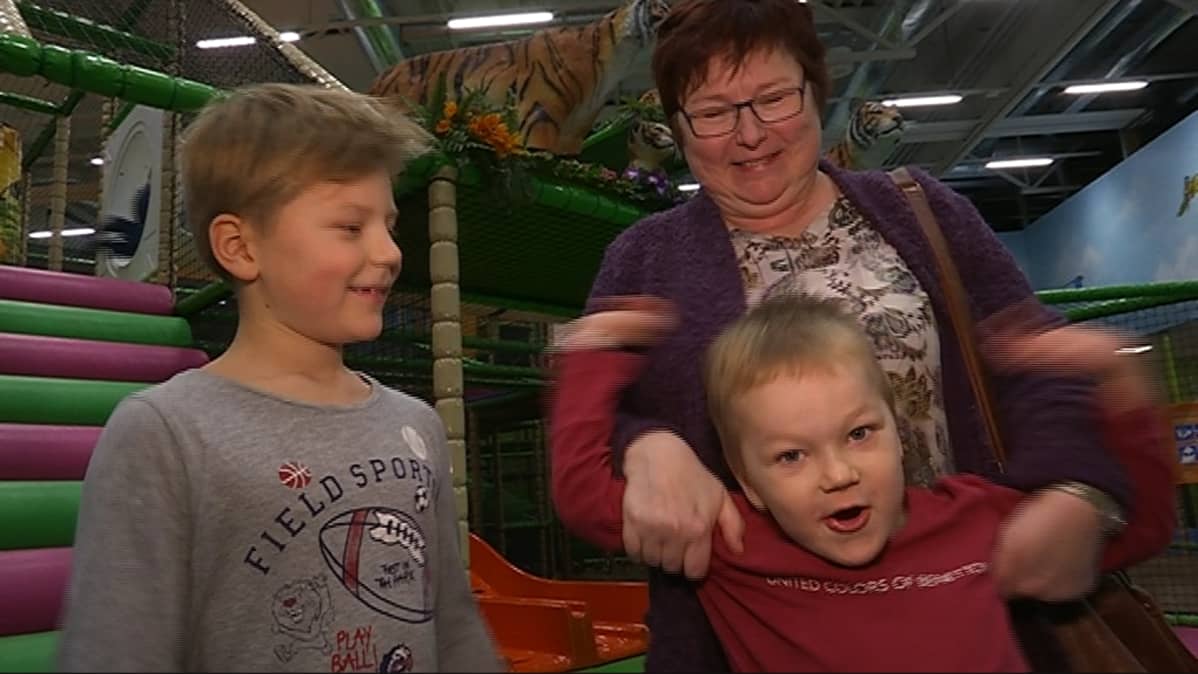 mummo ja lapset leikkipuistossa