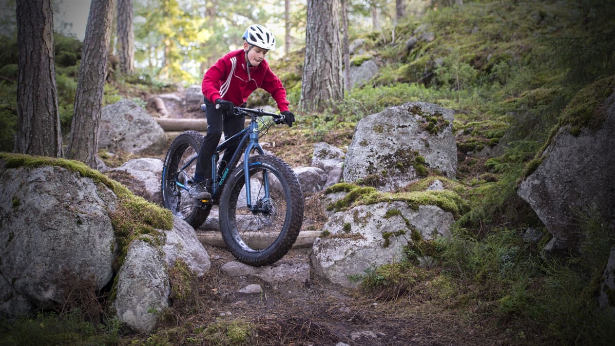 Nuori ajaa läskipyörällä XCO-rataa.