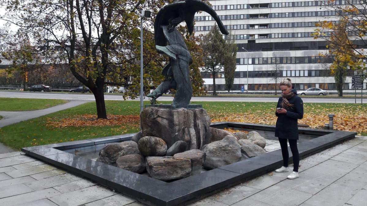 Helka Kalliomäki pelaa toisinaan kännykällä Pokémon Go -peliä.