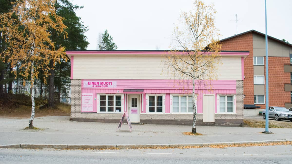 Vaaleanpunaiseksi maalattu Einen muoti -kauppa Sotkamossa.