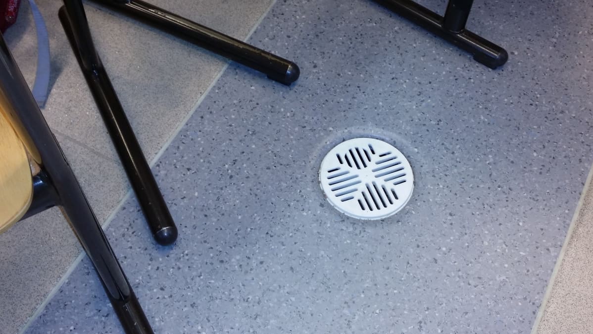Lattiakaivo luokan lattiassa muistuttaa siitä, että opetustila on entinen jakelukeittiö.