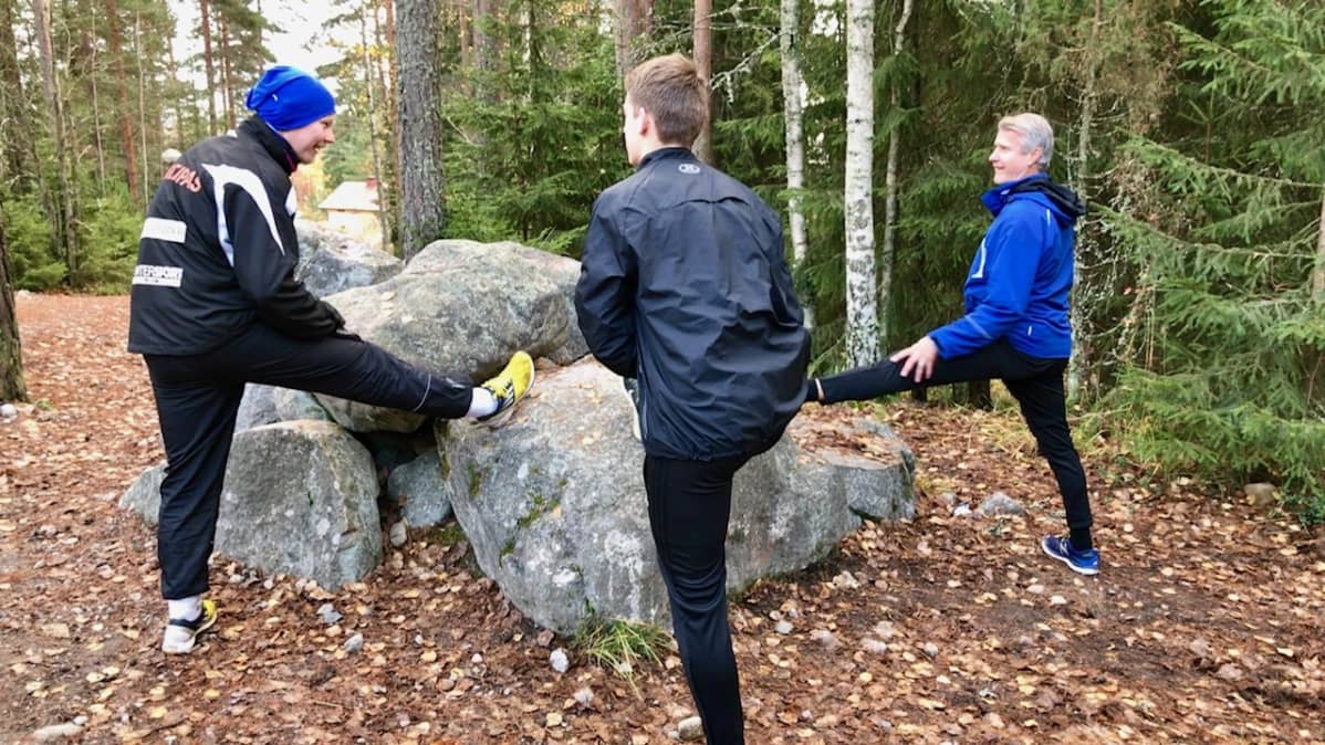 suunnistajat venyttelevät