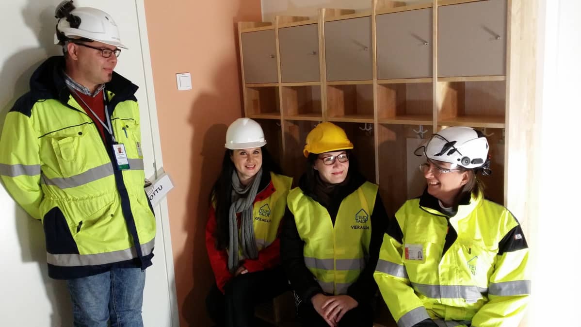 Harri Laaksonen, Heidi Kauti, Virve Reunanen ja Heidi Karlsson tutustuvat Loimana uuteen päiväkotiin.