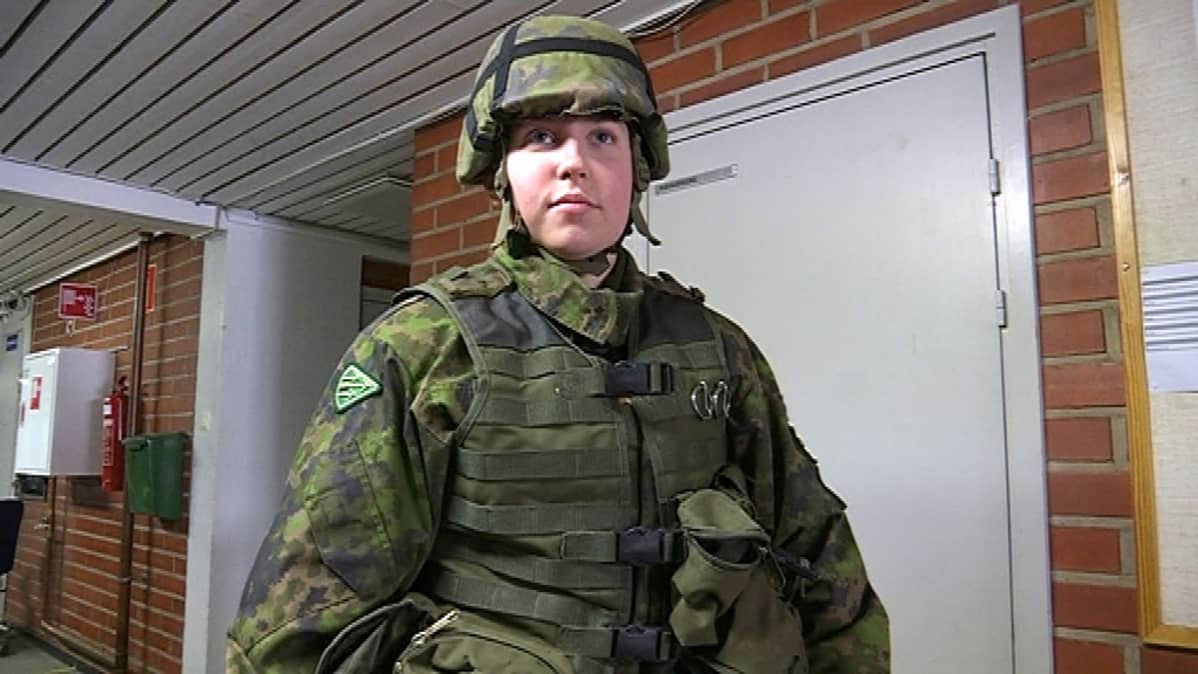 Nuori nainen taisteluvarustuksessa