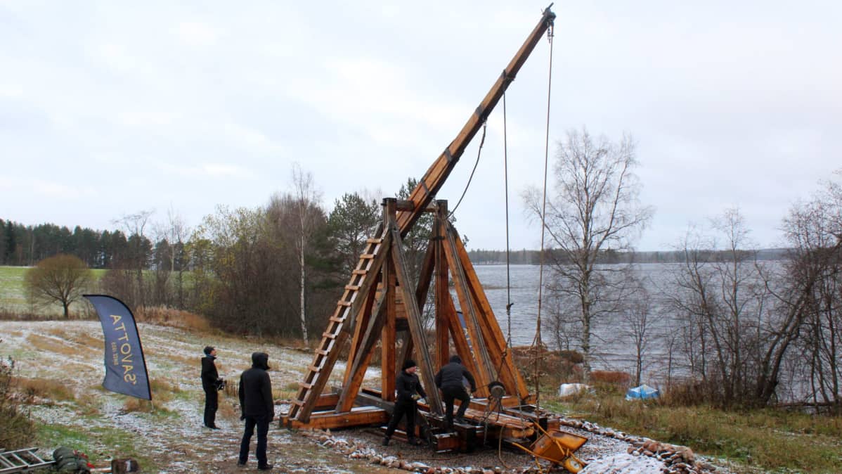 Vastapainokatapultti oli keskiajalla tehokas muurin murtaja.