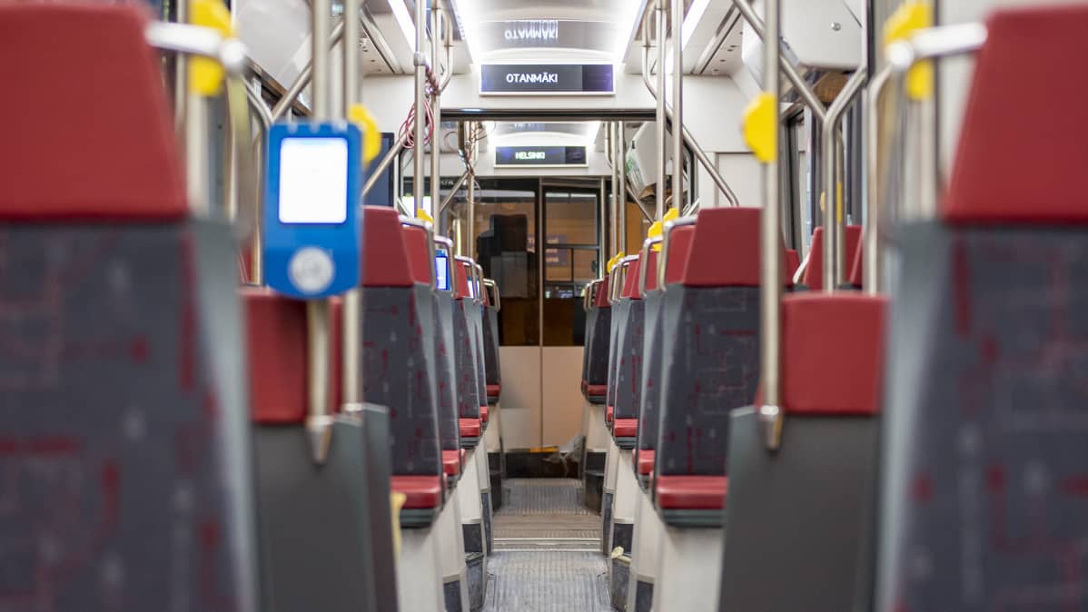 Uusi raitiovaunu sisältä.
