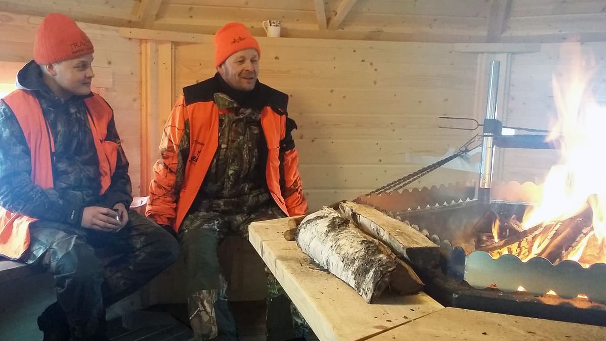 Hannu Vuokila (oikealla) ja poikansa Lauri mutterimajassa