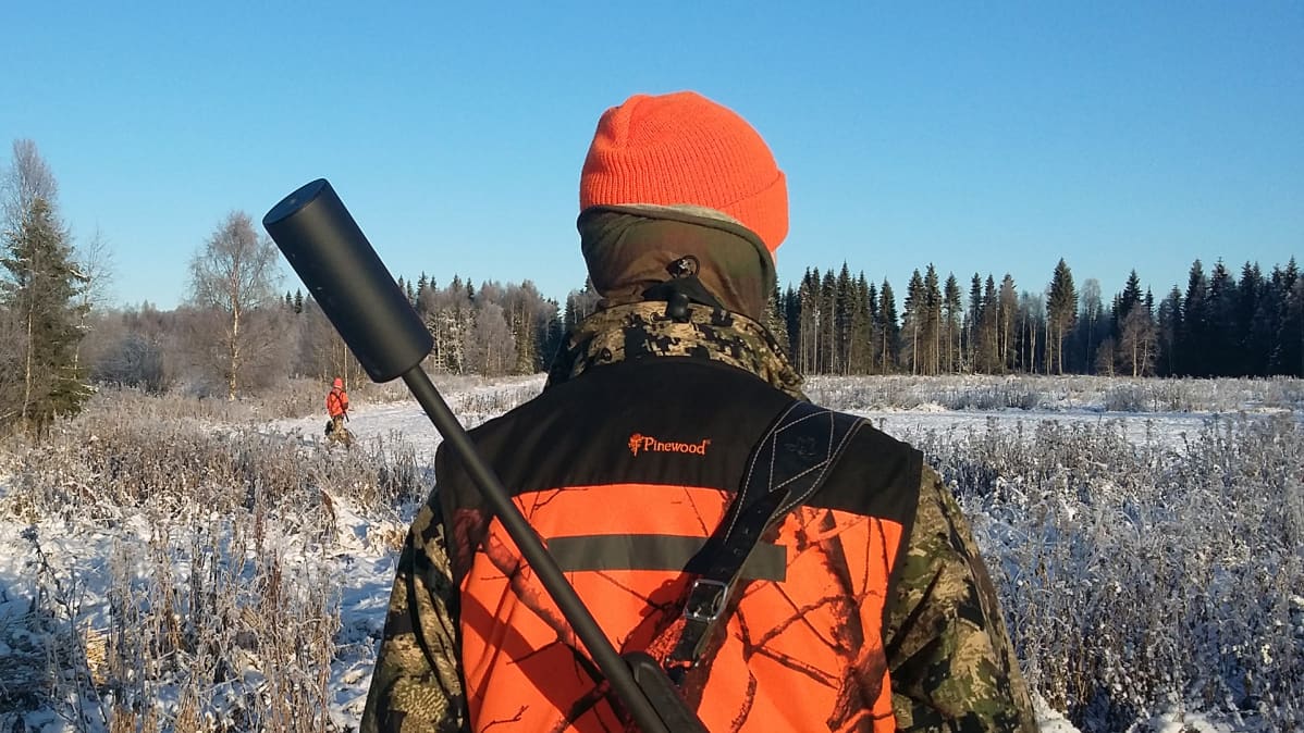 Hirvenmetsästäjät lähdössä pyyntiin