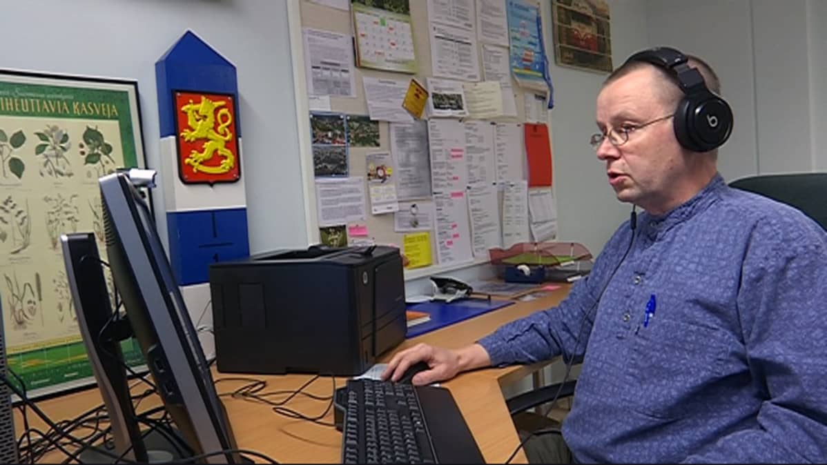 mies, lääkäri näyttöpäätteen ääressä vastaanottohuoneessaan, Olli-Pekka Säde, Hamina