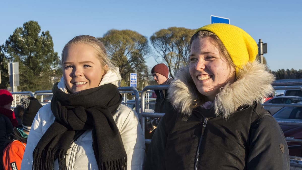 Jenni-Mari Heikkinen ja Tanja Heikkinen Kajaanin Kauppatorilla.