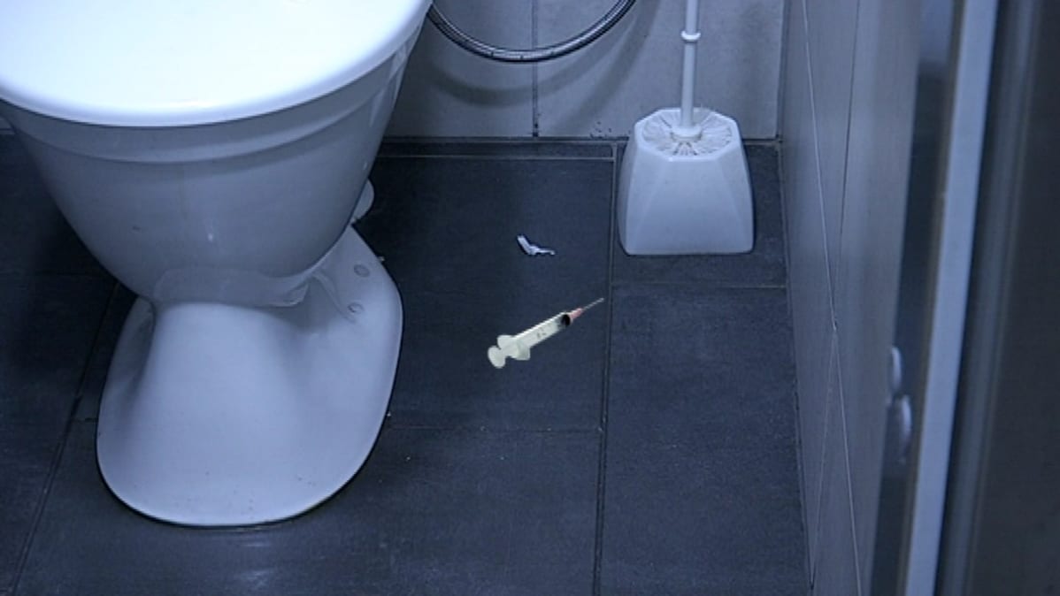 Huumeruisku wc:n lattialla.