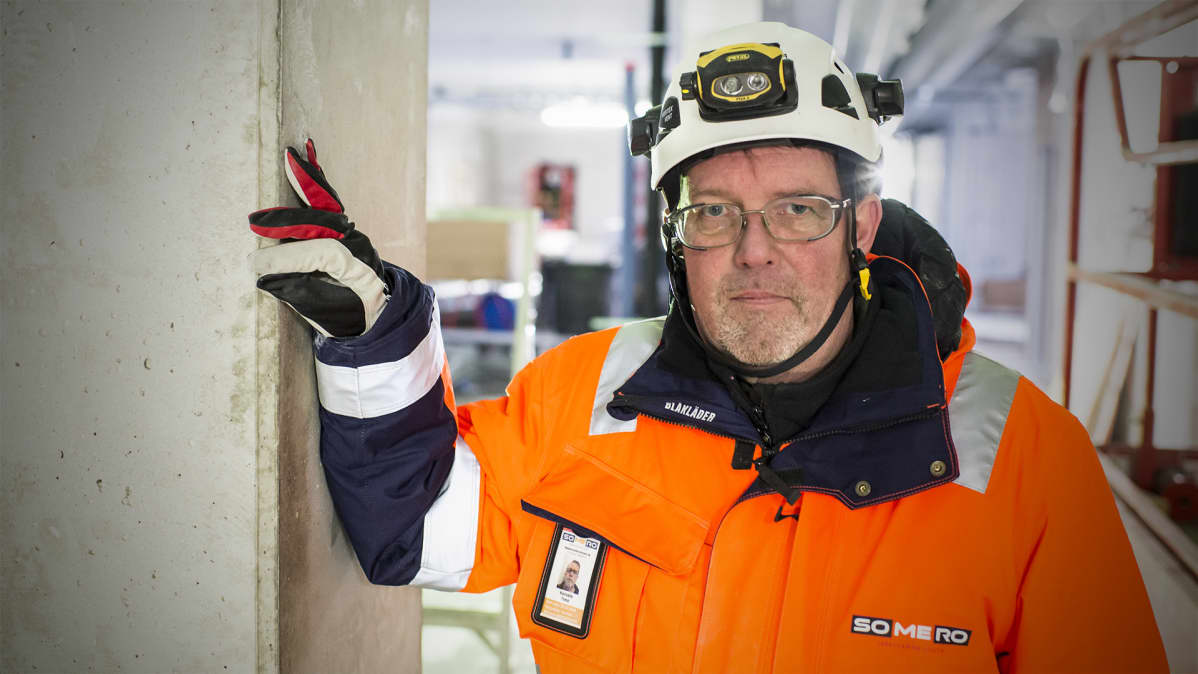 Timo Korvela rakennustyömaalla.
