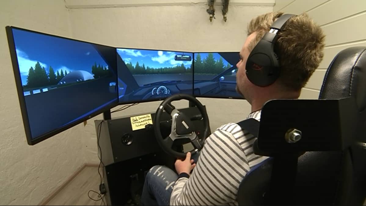 Autokouluyrittäjä näyttää kuinka ajosimulaattoria käytetään osana ajo-opetusta.