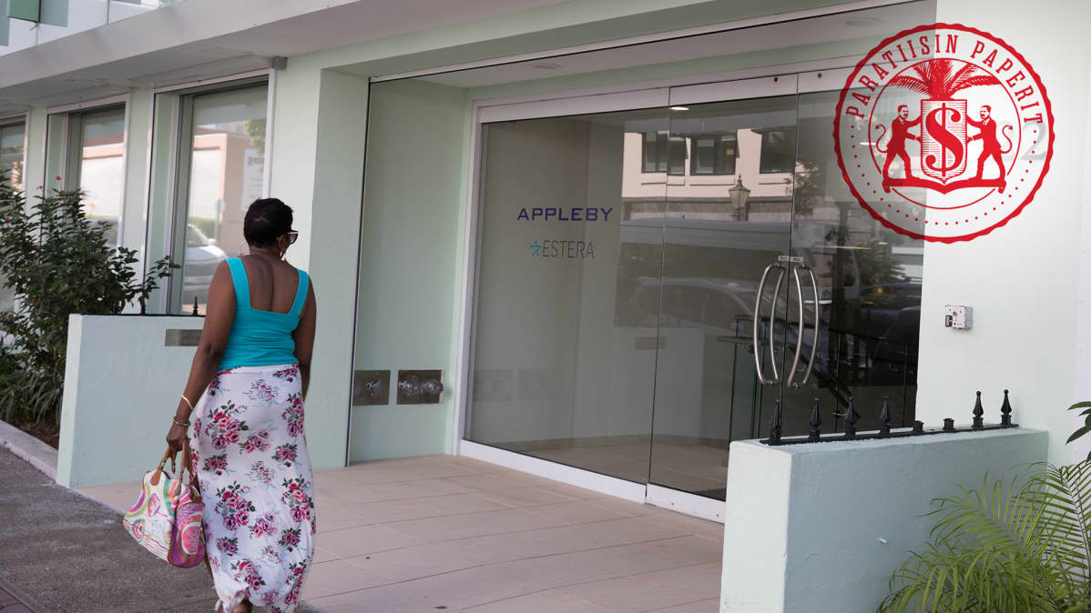 Nainen kävelee kadulla Appleby-toimiston ohitse.