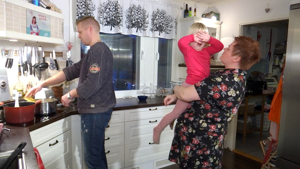 Janne Nordman tekee perheensä kanssa ruokaa viidelle hengelle.