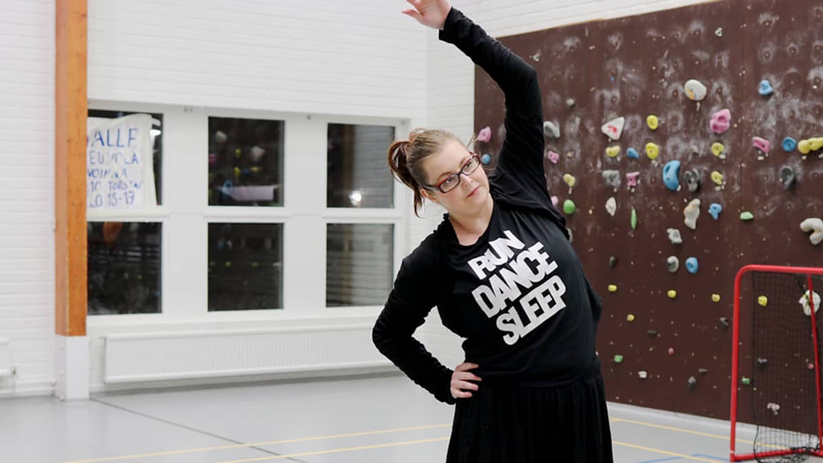 Katri Aaltio venyttelee tanssitunnilla