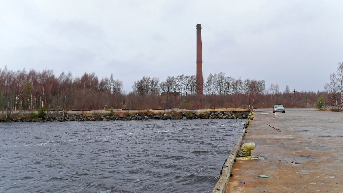 Martinniemen Laitakarin voimalan piippu marraskuussa 2017.