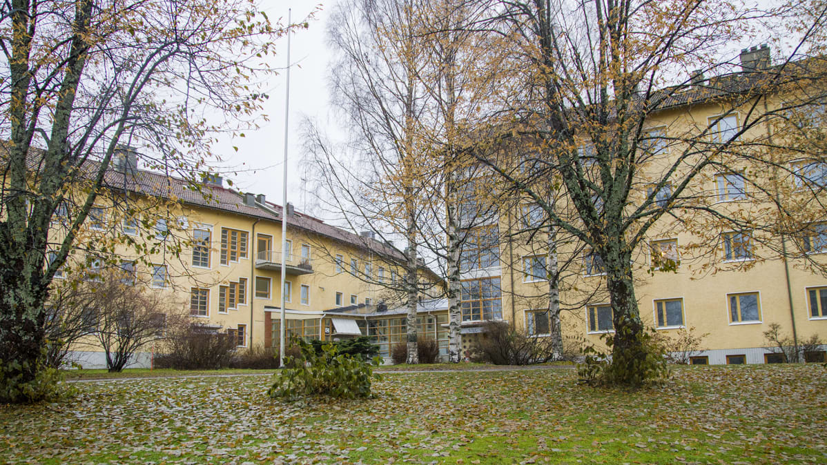 Vanha mielisairaala syksyisessä maisemassa.