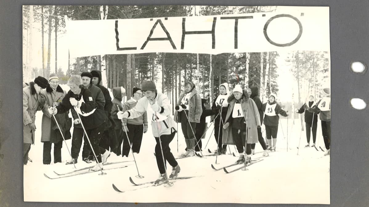 Vanha mustavalkoinen valokuva hiihtokilpailusta.