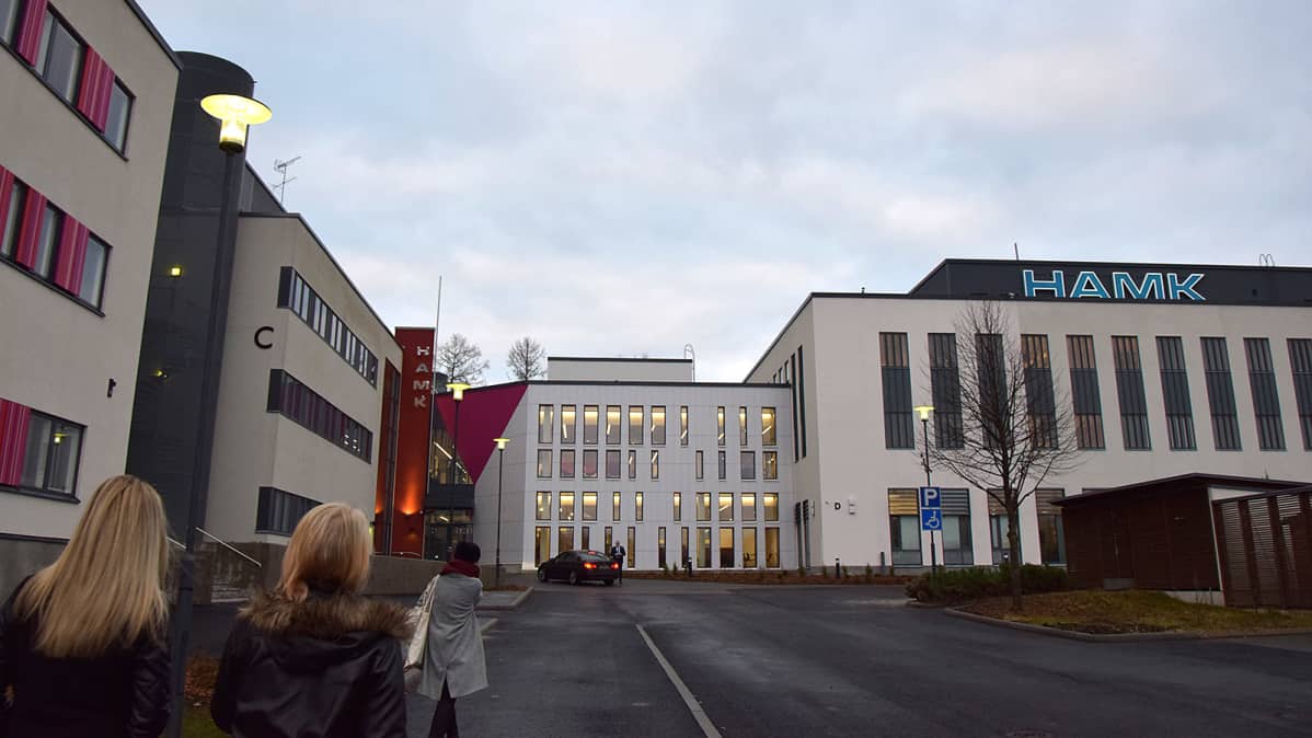 Hämeen ammattikorkeakoulun rakennus ulkoa Visamäessä