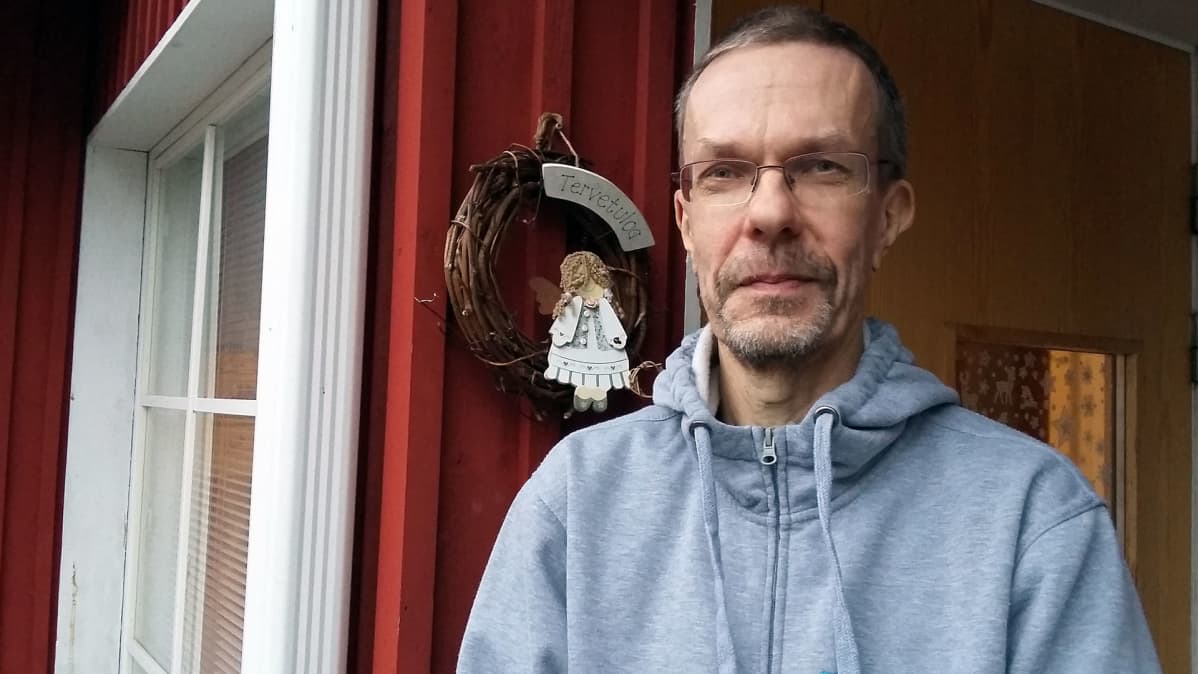 Sijaisisä Tuomo Perälä lapsikyläkodin portailla