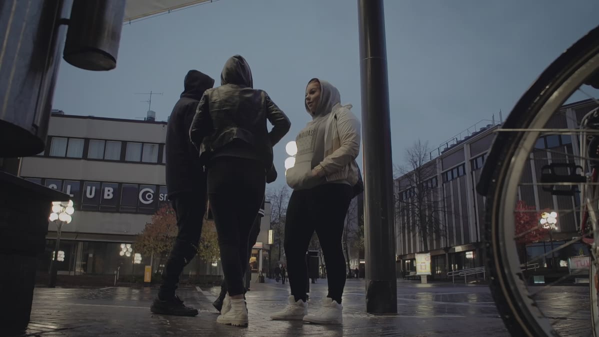 Saana hengailee kavereidensa kanssa Keravan keskustassa.