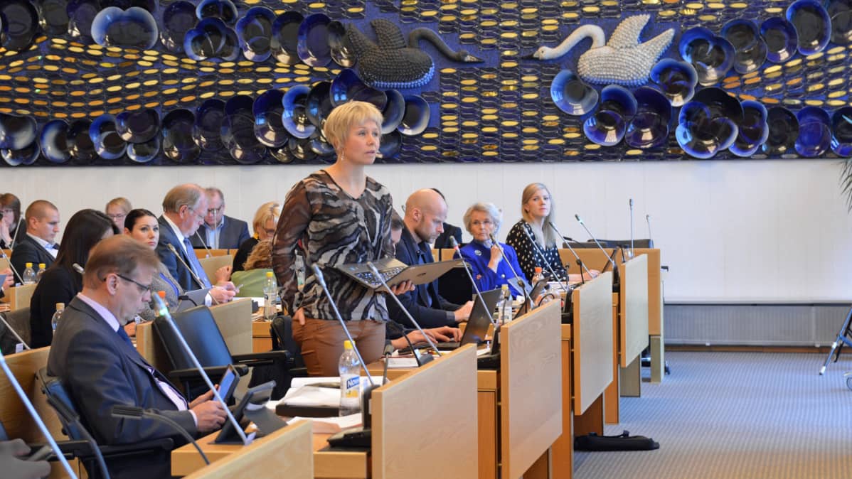Anna-Kaisa Heinämäki puhuu