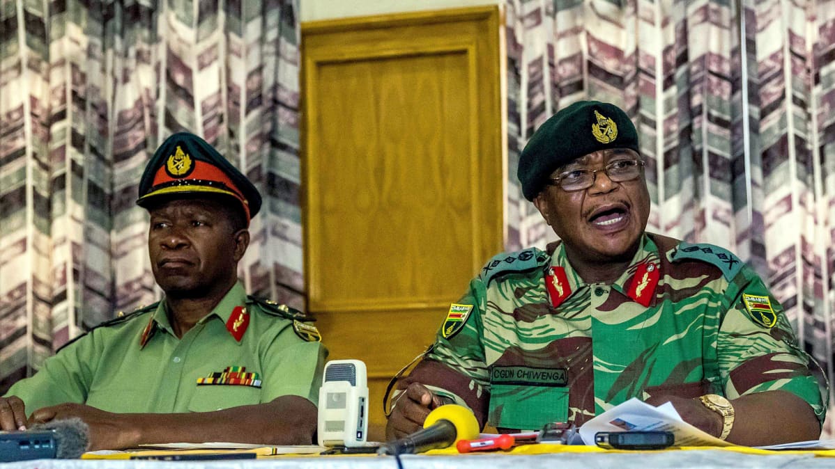 Armeijan komentaja Constantino Chiwenga (oik.) ja Valerio Sibanda kuvattuna lehdistötilaisuudessa Hararessa Zimbabwessa 13. marraskuuta.