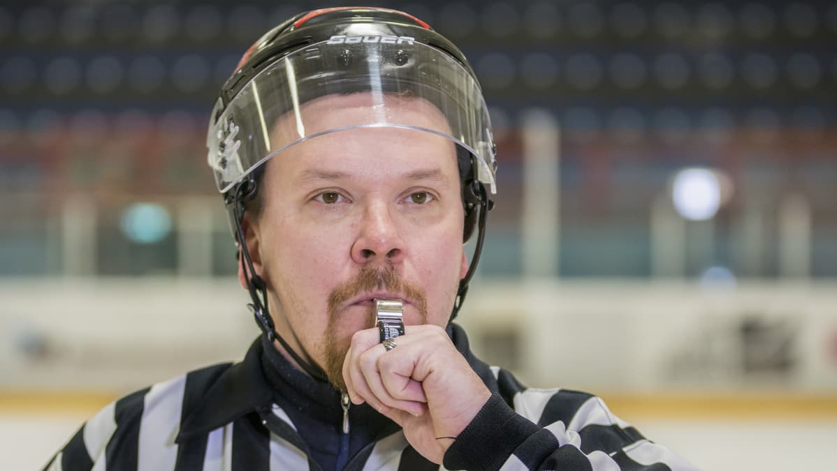 Tuomari puhaltaa pilliin