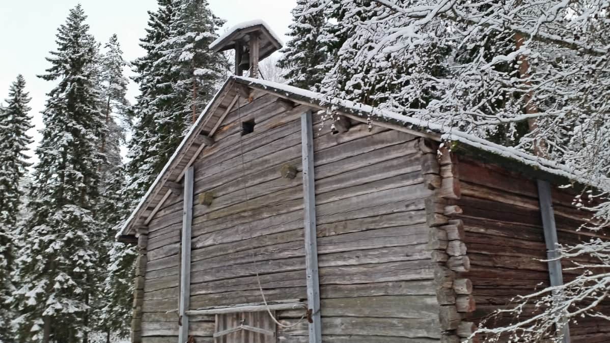 Kello hirsirakennuksen katolla.