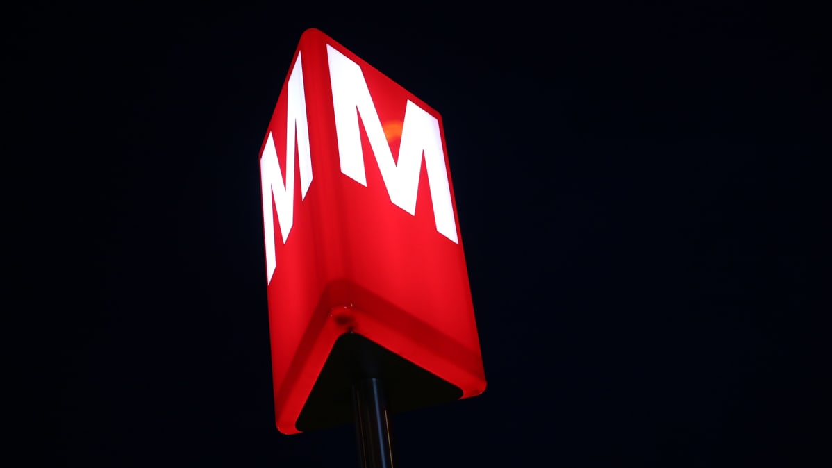 Metron logo aseman ulkopuolella.