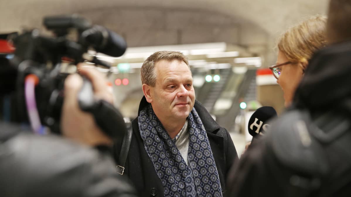 Helsingin pormestari Jan Vapaavuori haastattelussa metroasemalla.