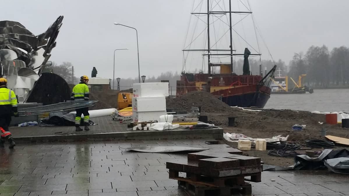 Etelärannan kunnostustyöt ravintolalaivan edessä Polyfonia taideteoksen vieressä.