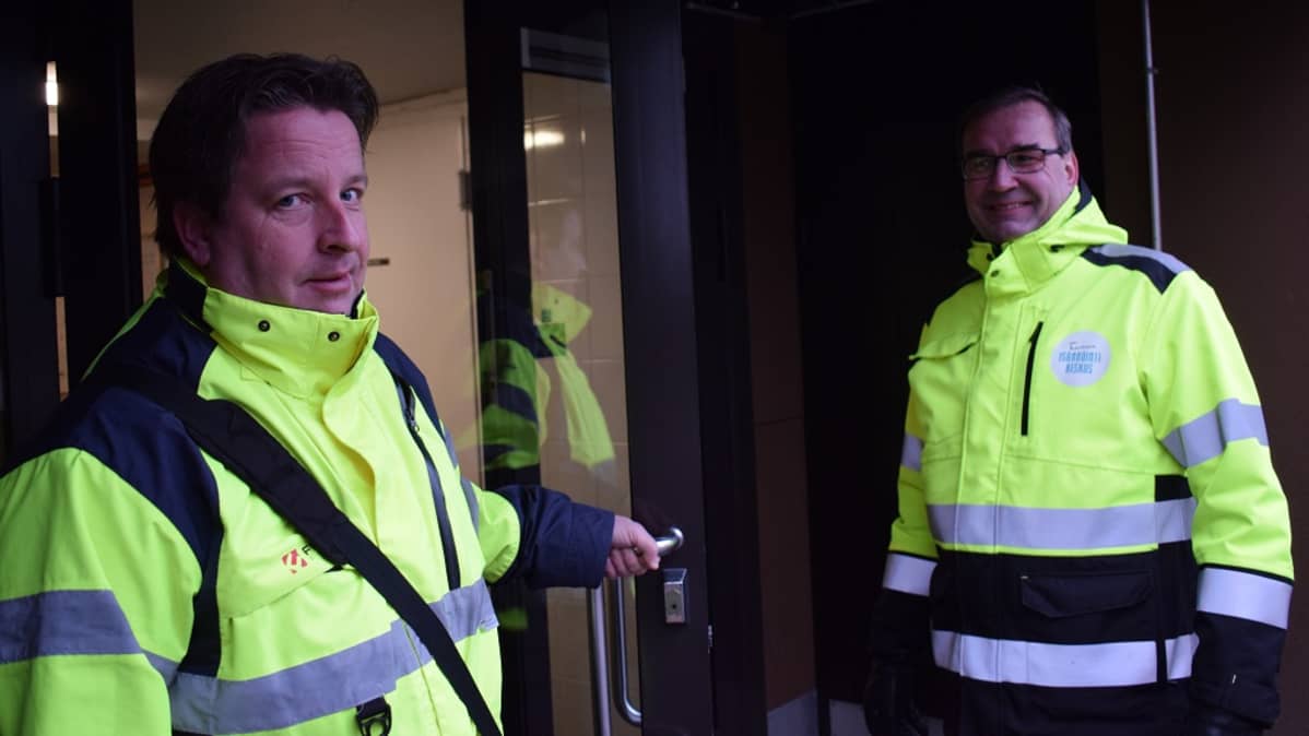 Hallituksen puheenjohtaja Toni Aalto ja isännöitsijä Kimmo Salo kertovat Petreliuksenpuiston olevan nyt savuton taloyhtiö.