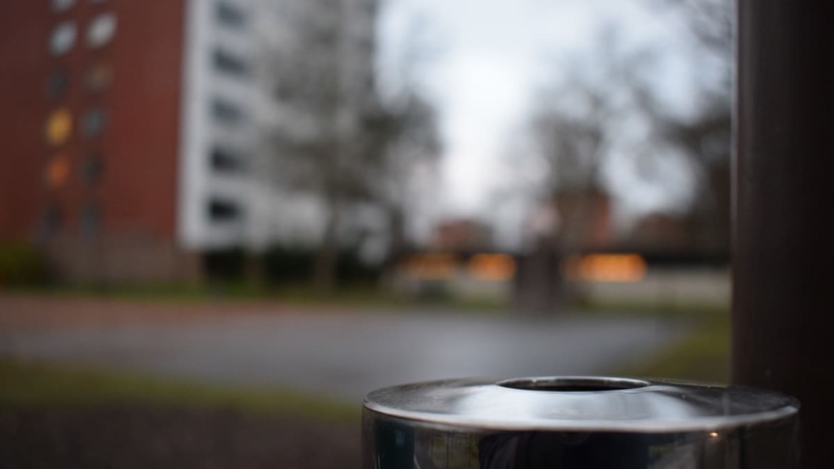 Petreliuksenpuiston jokaisen kerrostalo edustalle on järjestetty ulkotupakointipaikka.
