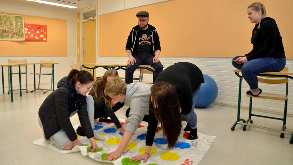 Oppilaita ohjatulla välitunnilla.