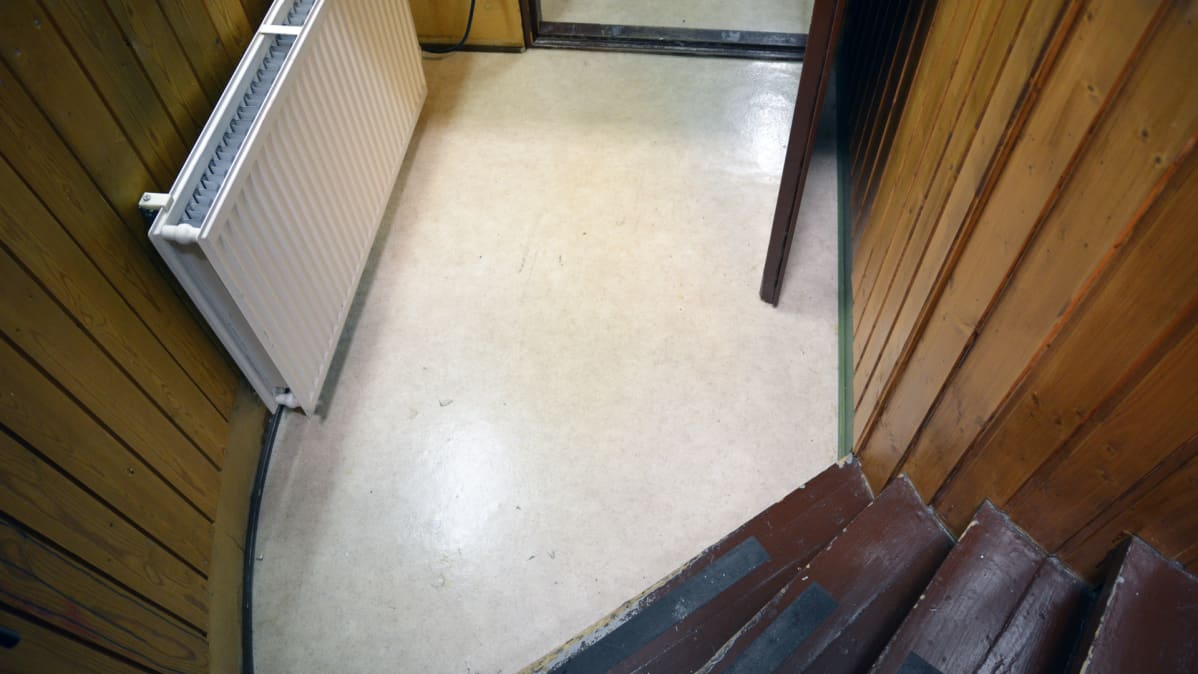 Kajaanin kaupunginteatterin portaikon alapäässä oleva lattia.