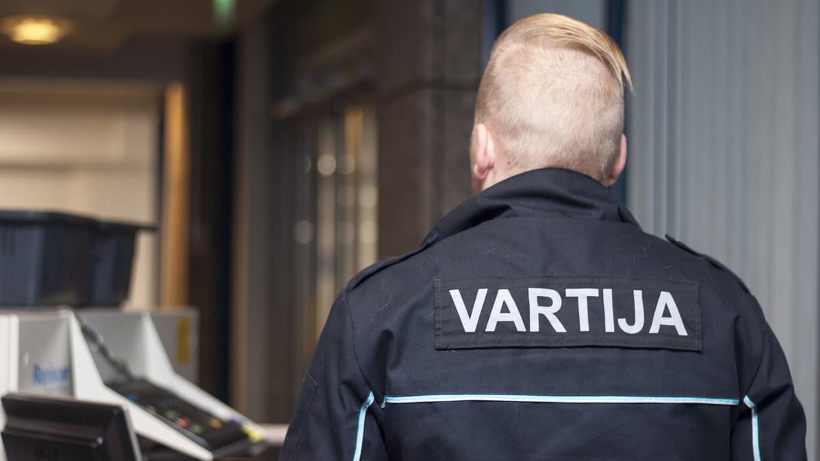 Vartija turvatarkastuslaitteiden kanssa keski-suomen oikeustalolla