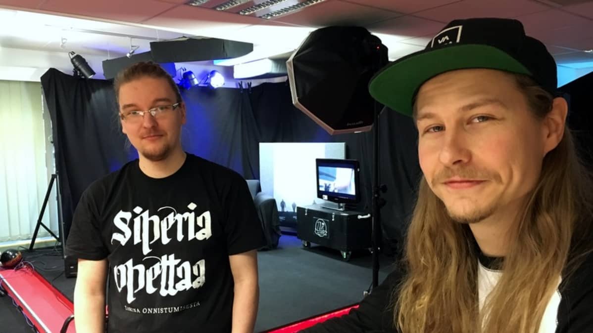 Kaksi miestä tv-studiossa.