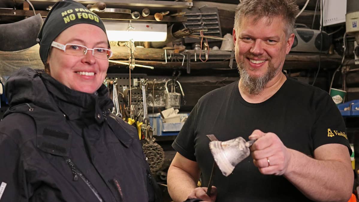 Merja Liuska, itse valettu aisakello ja Lassi Rönkkö.