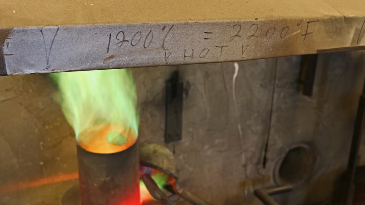 Pronssin sulatuslömpötila on 1200 celsius astetta eli 2200 fahrenheitia.