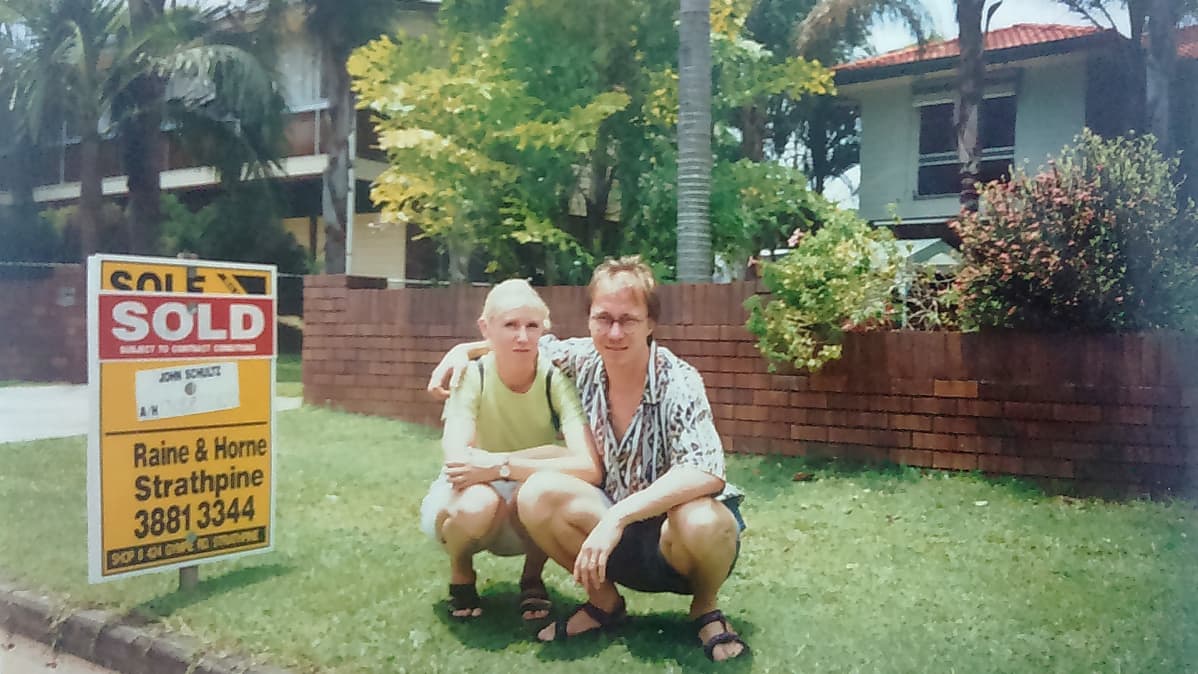 Tuula ja Krisse oman talo edustalla Brisbanessa.