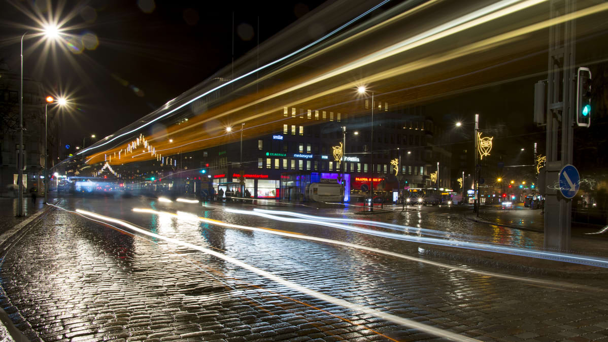 Hämeenkatu iltavalaistuksessa