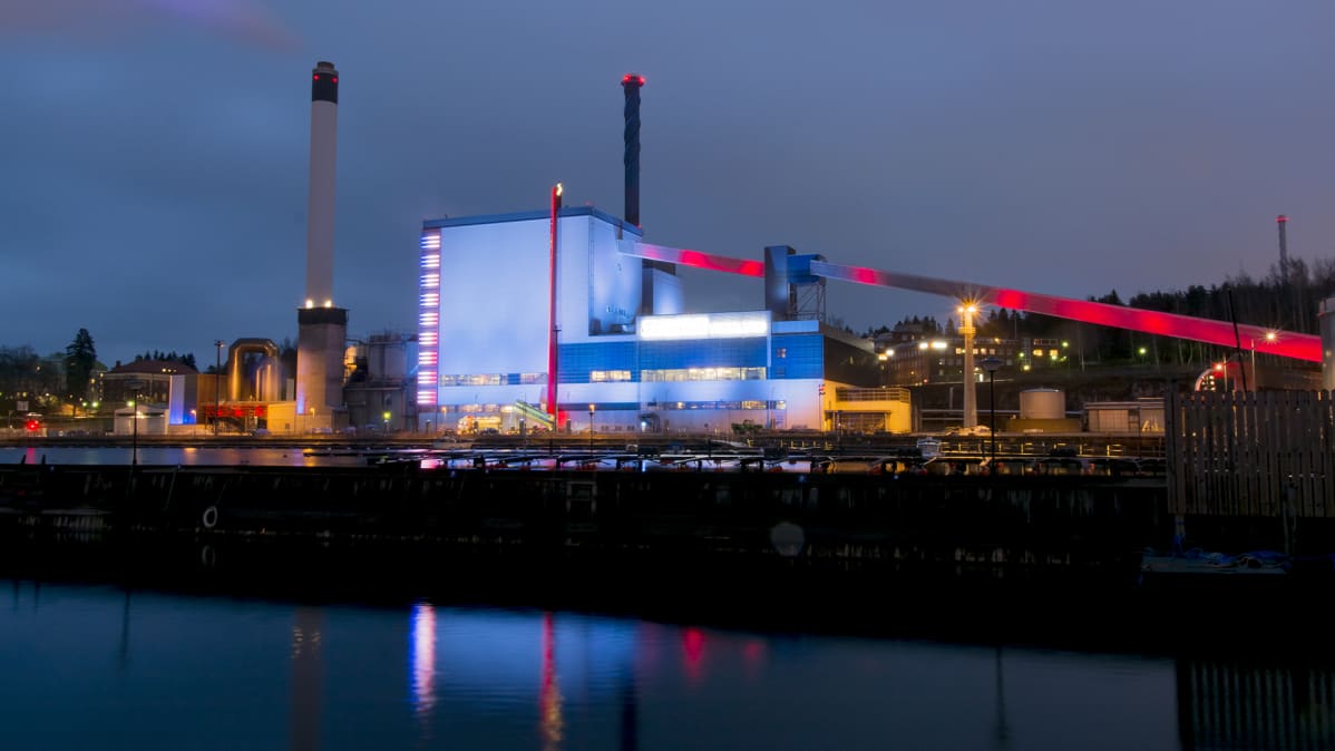 Naistenlahden voimala iltavalaistuksessa