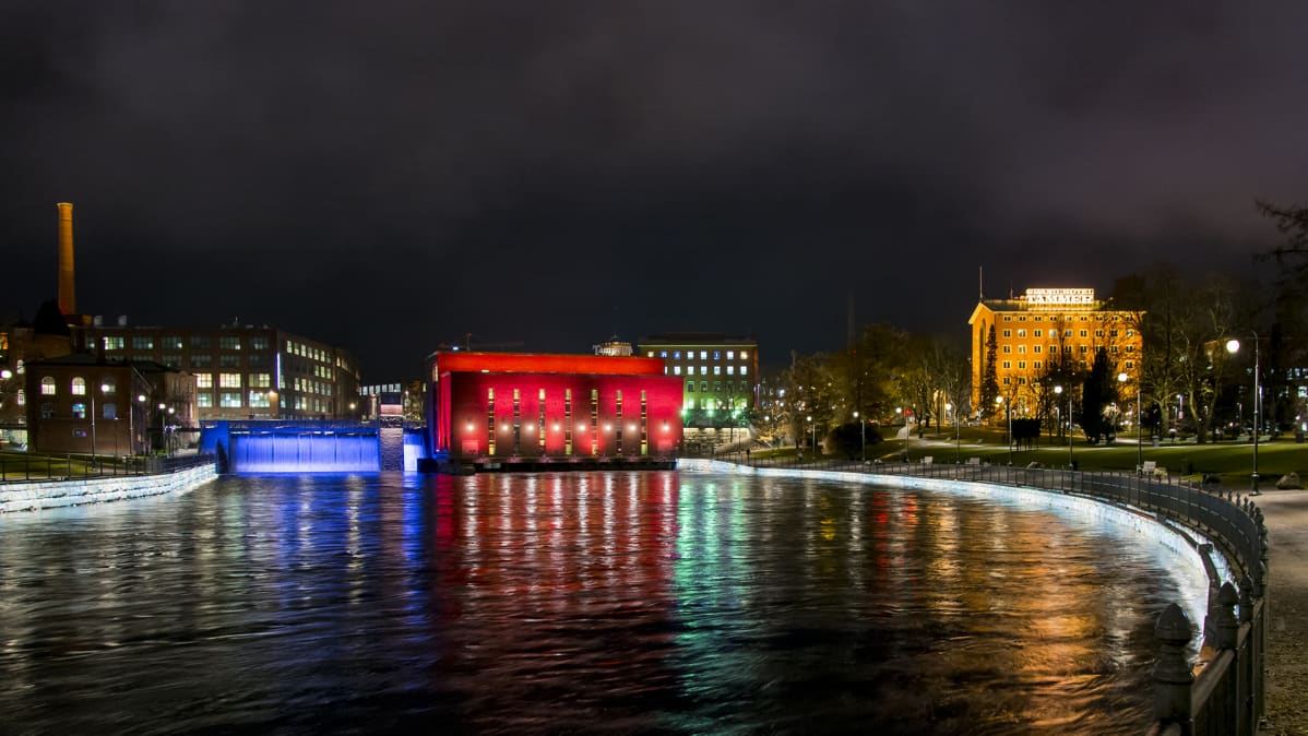 Tammerkoski ja Koskipuisto iltavalaistuksessa