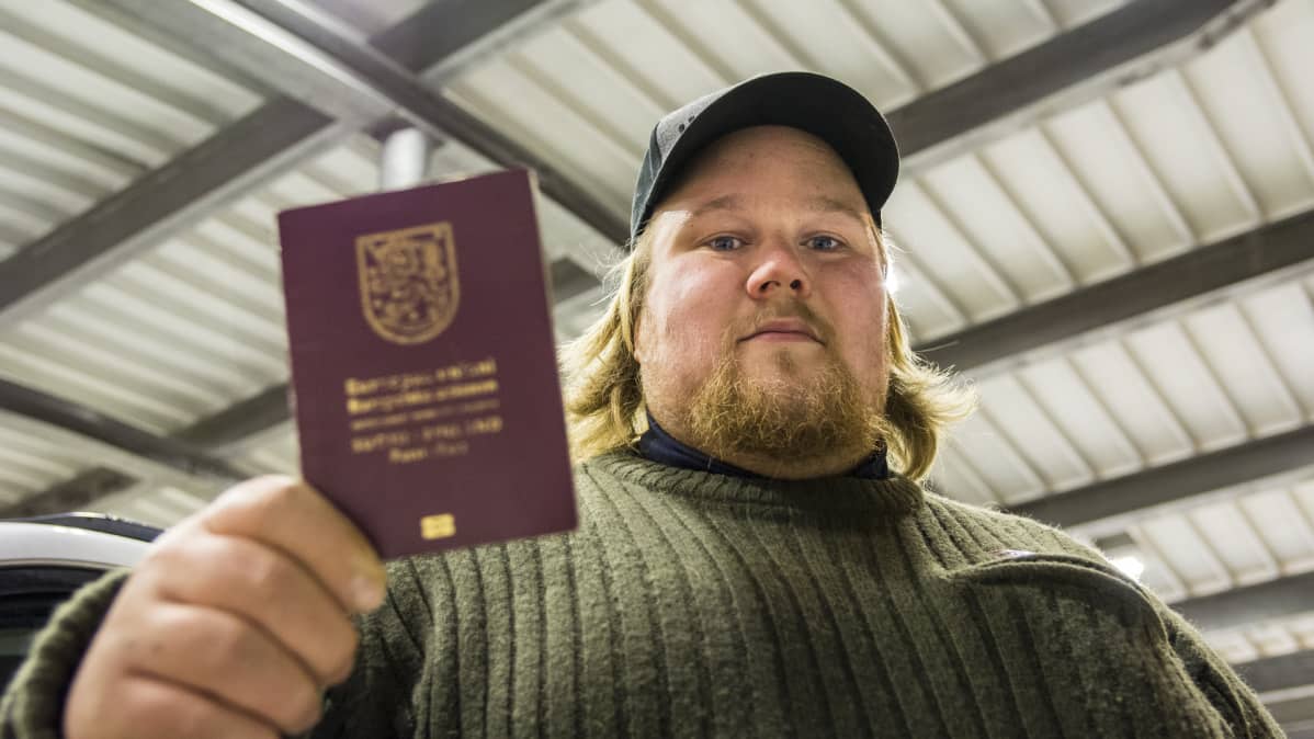 Mikko Suutari esittelee passikirjaansa