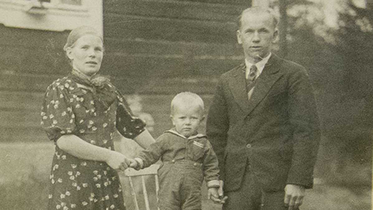 Anastasia, Viktor ja Aleksanteri Jetsu, Saarijärvi Makku kansakoulu v. 1940