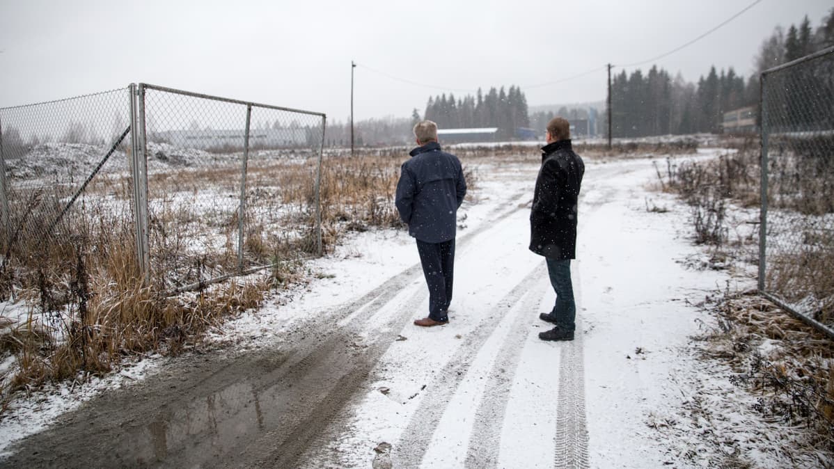 kaaksi miestä tyhjällä tontilla