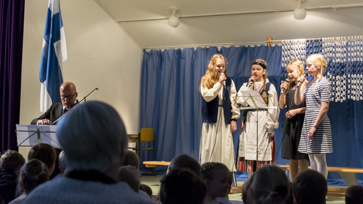 Pohjavaaran kyläkoulun Suomi100-juhlan esitys.