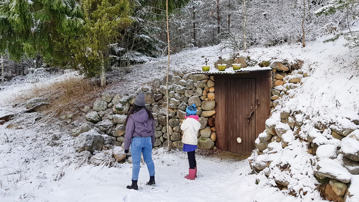 kaksi tyttöä pihassa